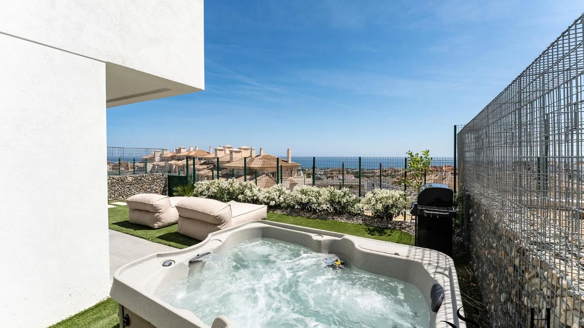 Vakantiehuis Luxury 3-Bed Mijas Villa, Sea View, Pool & Jacuzzi