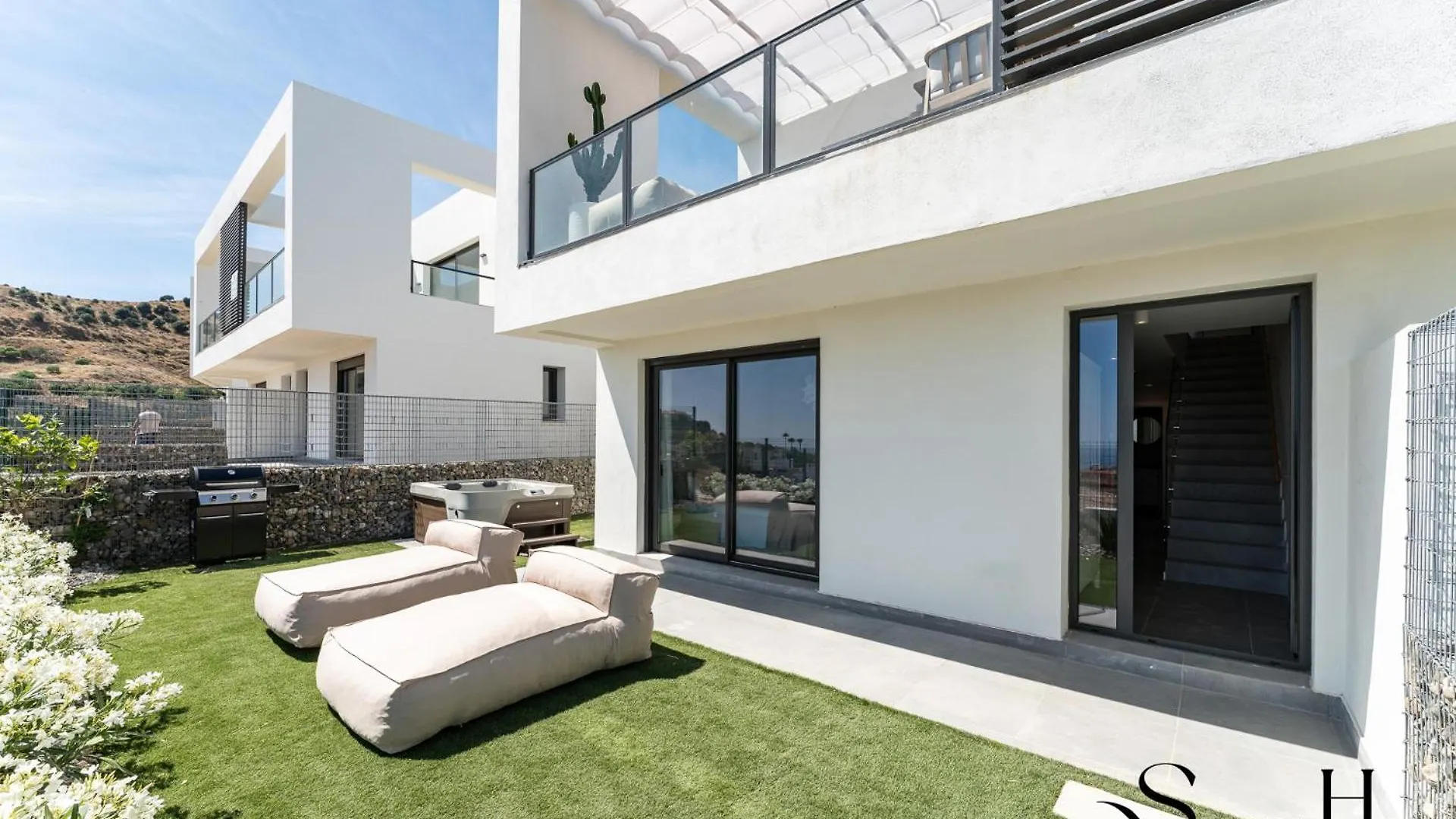 Luxury 3-Bed Mijas Villa, Sea View, Pool & Jacuzzi